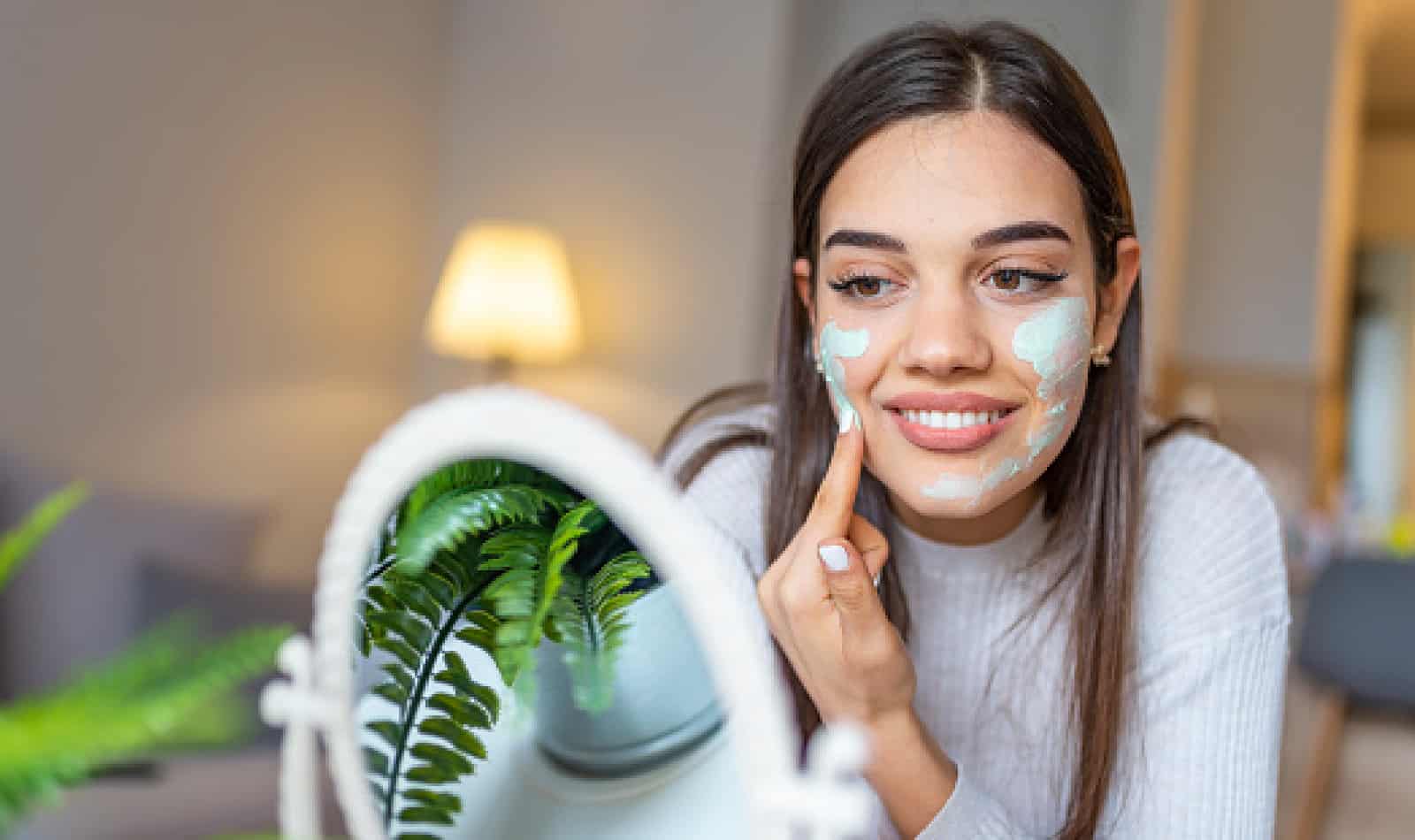 Looking for exceptional homemade face masks for dry skin? Maybe you prefer to just buy one? Either way, we’ve got you covered! Check out our top 7 favorites!