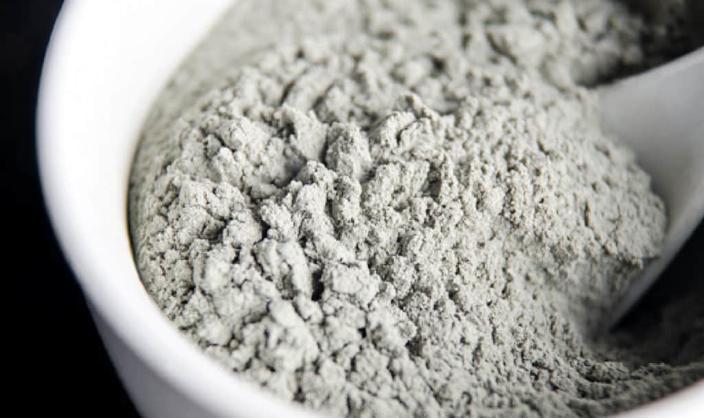 Let's talk about Kaolin clay for hair! We're looking at the best products to buy as well as cheap masks to DIY for stronger and healthier locks. Check it out!