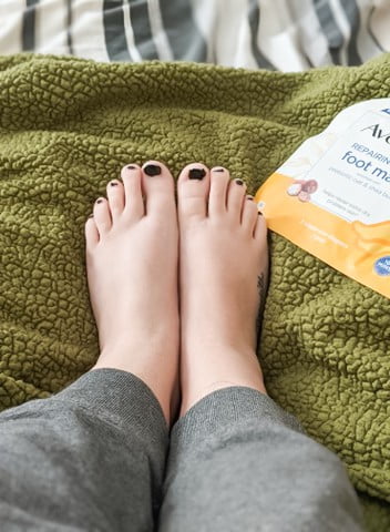 Looking for a detailed Aveeno Repairing Cica Foot Mask review to see if it's worth your money? Check out our guide to the pros & cons of this trendy treatment!