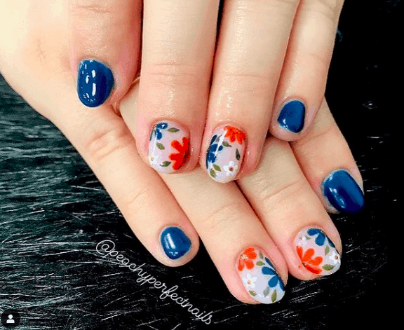 a cute Memorial Day Flowers nail design