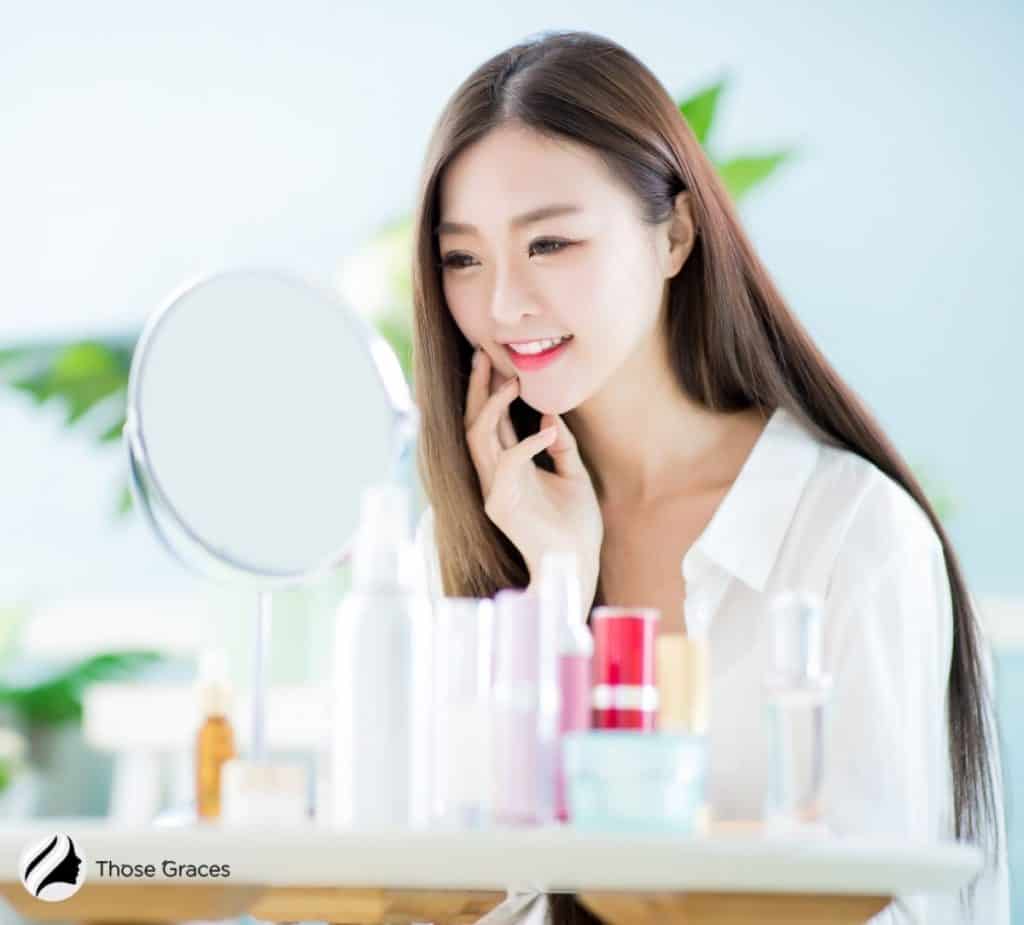 Korean lady looking at the mirror: how do Koreans take care of their eyes?