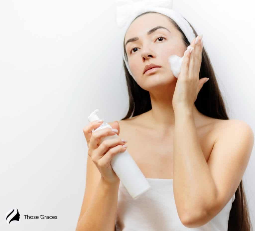 woman using foam cleanser (gel vs foam cleanser)