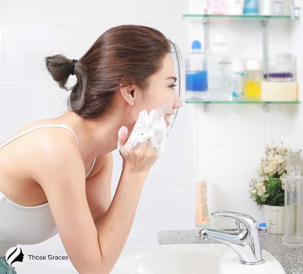 a girl with oily skin using cleansing foam