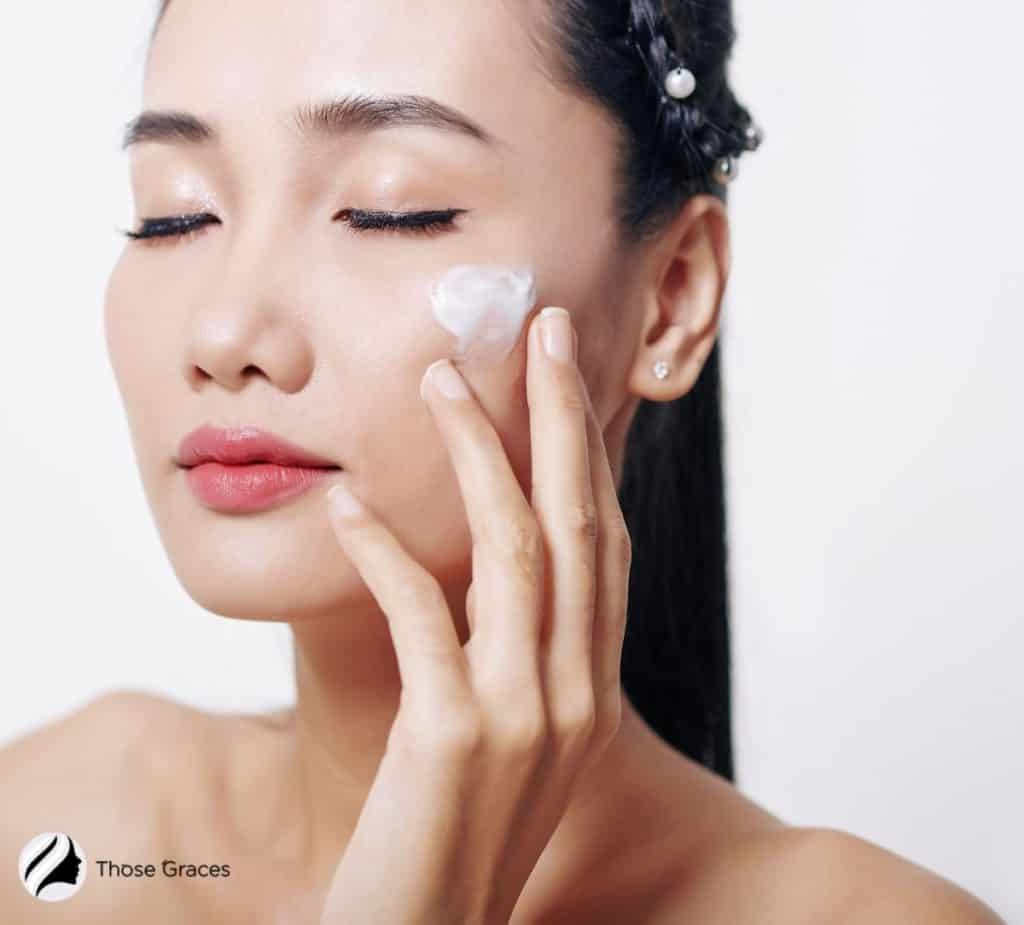 lady applying moisturizer