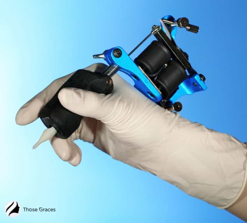 Blue coil tattoo machine under title Rotary vs Coil Tattoo Machine for Beginners