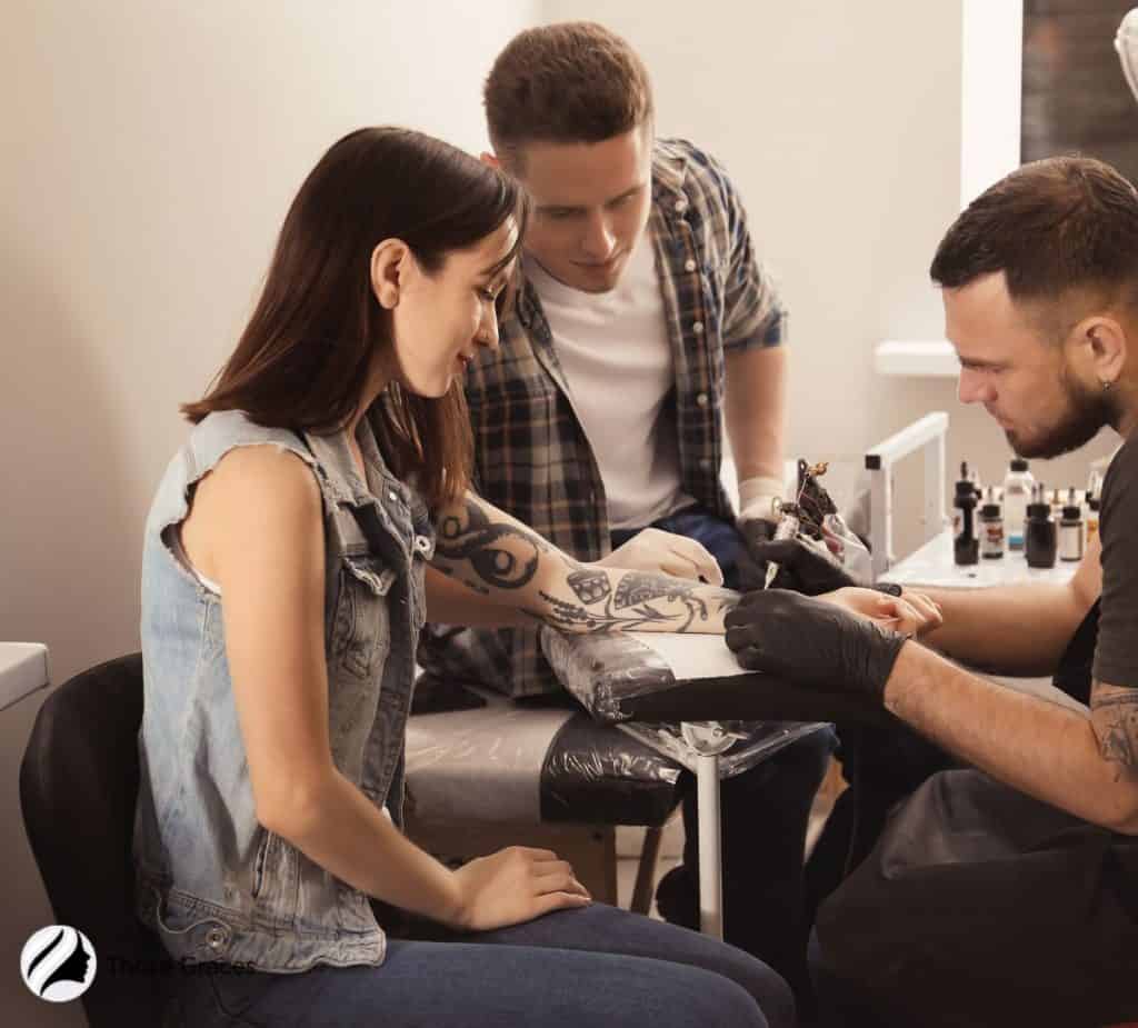 beginner artist observing an expert practicing best of the drawing exercises for tattoo artists
