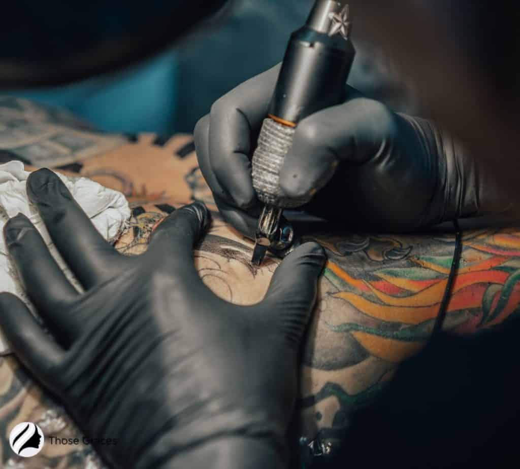 artist doing shading with wired tattoo machine
