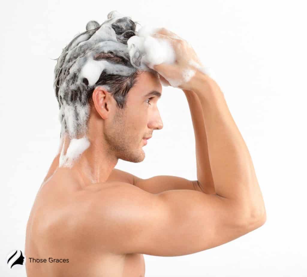 man shampooing his hair